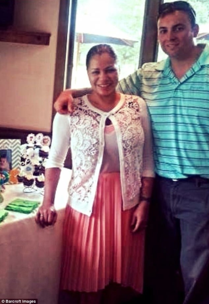 The American woman tightens her waist to 45 centimeters and does not take off her corset even during sex The American woman tightens her waist to 45 centimeters and does not take off her corset even during sex