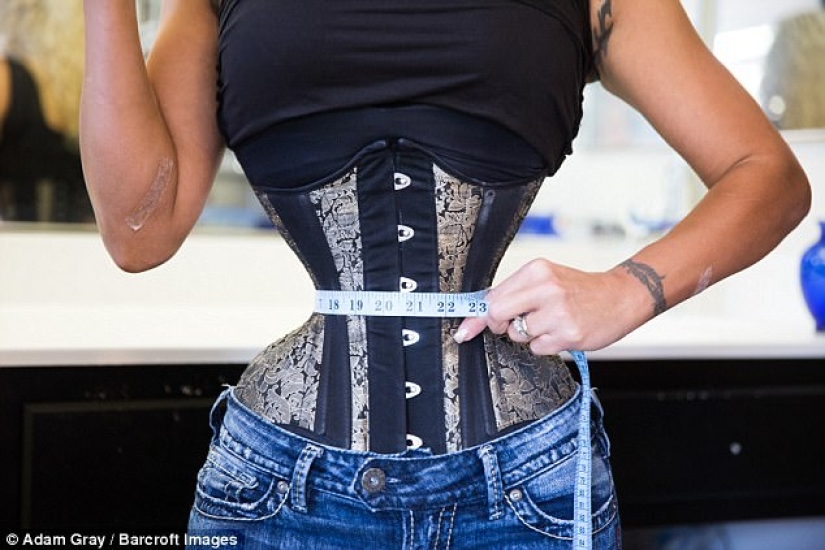 The American woman tightens her waist to 45 centimeters and does not take off her corset even during sex The American woman tightens her waist to 45 centimeters and does not take off her corset even during sex