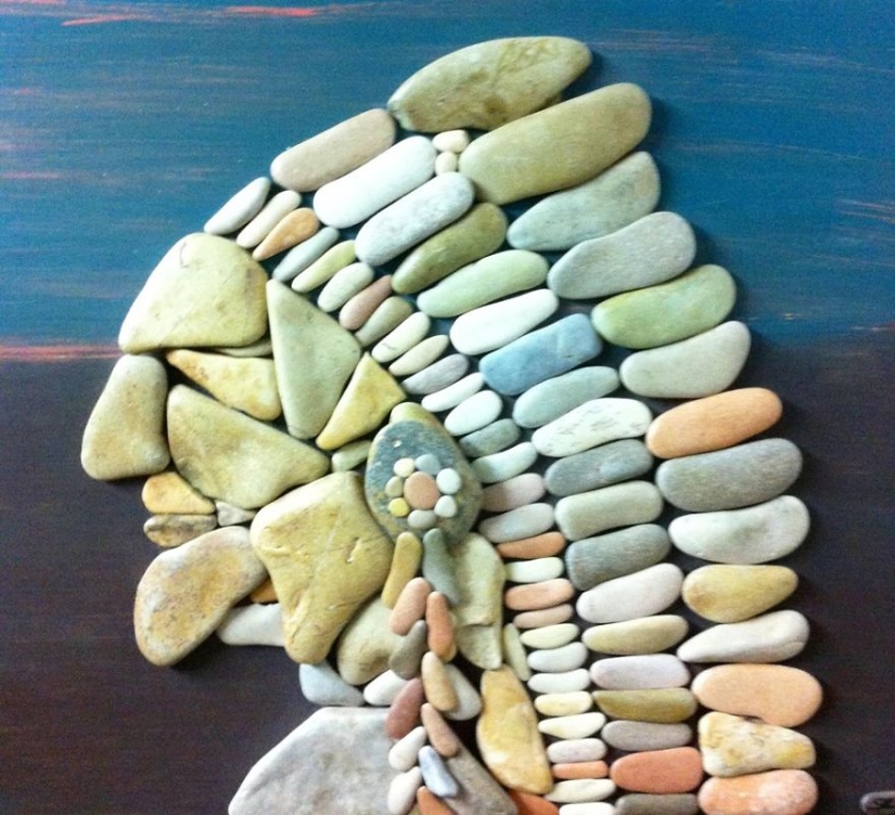 The artist makes amazingly realistic paintings from stones found on the beach The artist makes amazingly realistic paintings from stones found on the beach