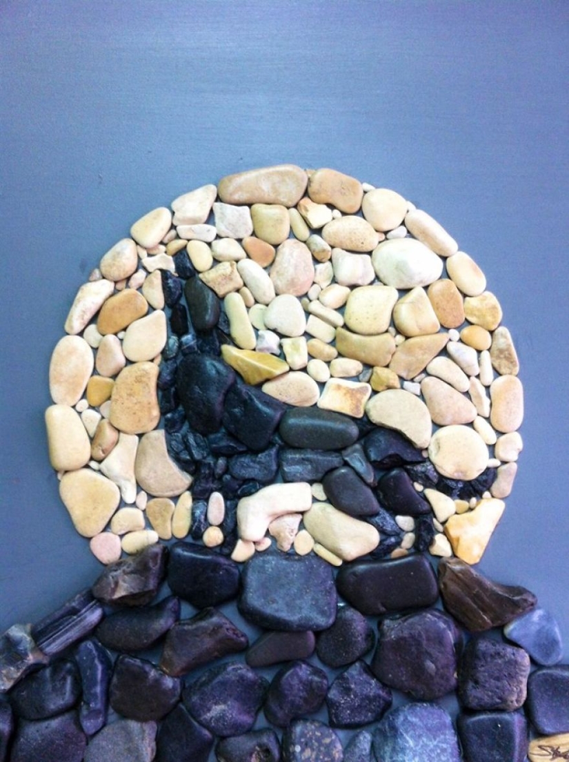 The artist makes amazingly realistic paintings from stones found on the beach The artist makes amazingly realistic paintings from stones found on the beach