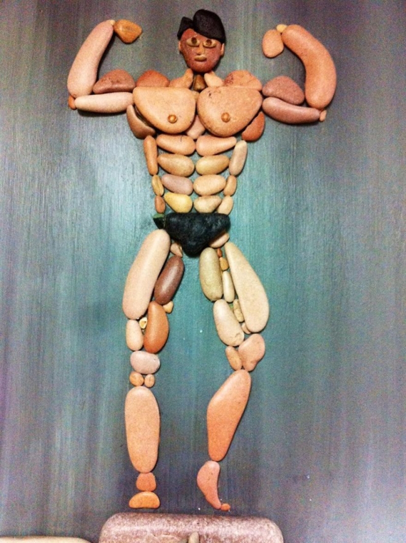 The artist makes amazingly realistic paintings from stones found on the beach The artist makes amazingly realistic paintings from stones found on the beach