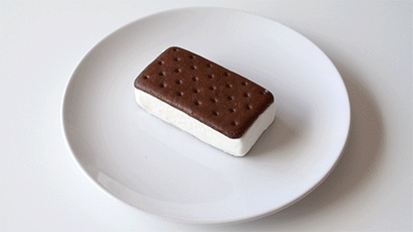 The artist Mar Cuervo and her strange pleasure in destroying desserts The artist Mar Cuervo and her strange pleasure in destroying desserts