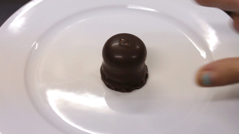 The artist Mar Cuervo and her strange pleasure in destroying desserts The artist Mar Cuervo and her strange pleasure in destroying desserts