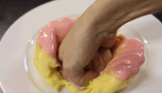 The artist Mar Cuervo and her strange pleasure in destroying desserts The artist Mar Cuervo and her strange pleasure in destroying desserts