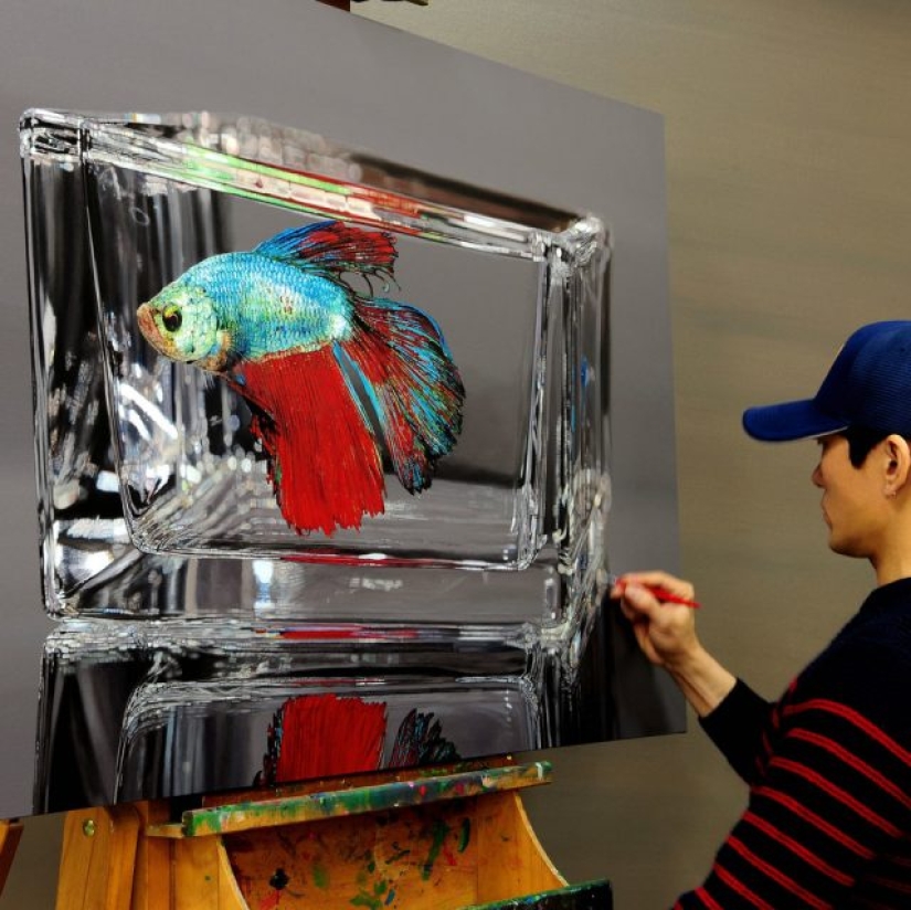 The artist's paintings are so detailed that they look like real ones. The artist's paintings are so detailed that they look like real ones.