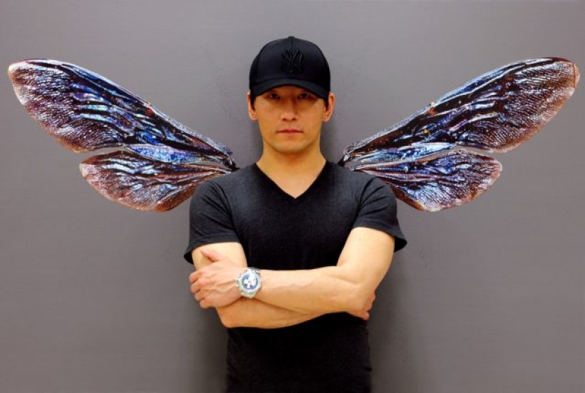 The artist's paintings are so detailed that they look like real ones. The artist's paintings are so detailed that they look like real ones.