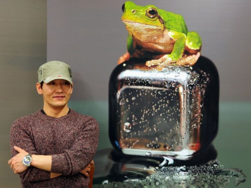 The artist's paintings are so detailed that they look like real ones. The artist's paintings are so detailed that they look like real ones.