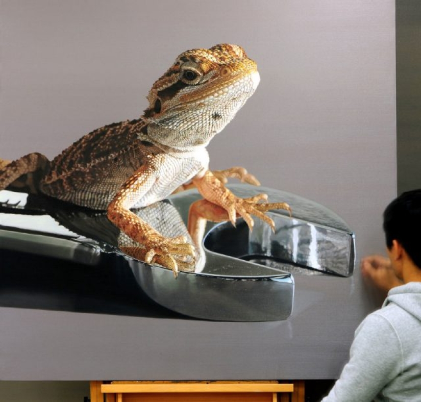 The artist's paintings are so detailed that they look like real ones. The artist's paintings are so detailed that they look like real ones.