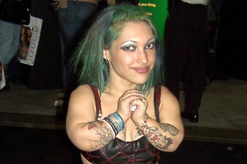 The big revenge of a little woman: a midget porn star cut off her boyfriend The big revenge of a little woman: a midget porn star cut off her boyfriend
