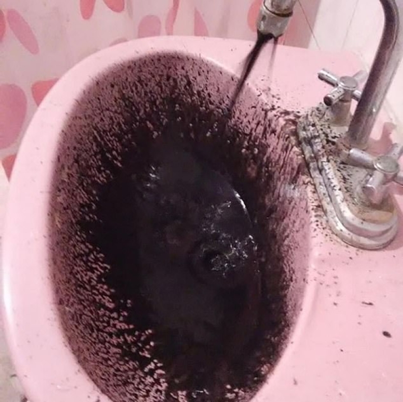 The black curse of Venezuela: an unknown liquid, similar to oil, flowed from the taps there