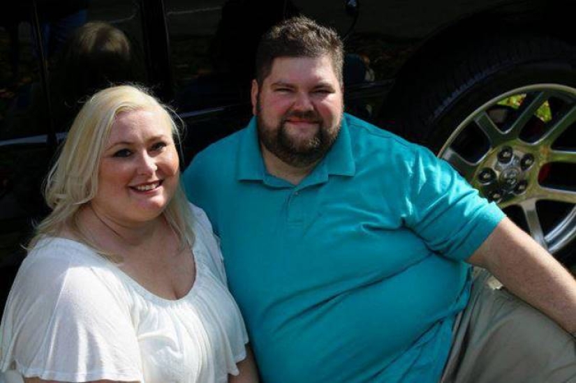 The bride forced the photographer to return the money for removing extra pounds from the pictures and calling the couple "terribly fat"