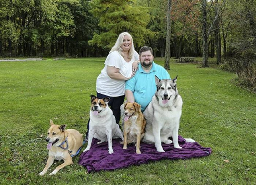 The bride forced the photographer to return the money for removing extra pounds from the pictures and calling the couple "terribly fat"
