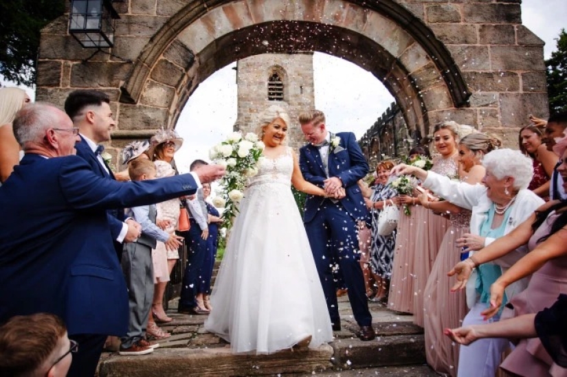 The bride made a wedding manicure with her father's ashes to honor his memory