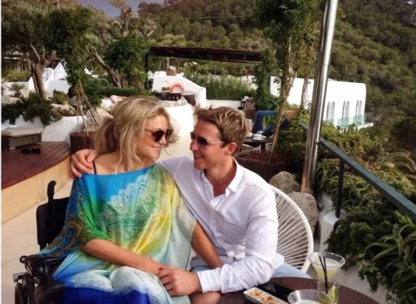 The British woman moves in a wheelchair, but continues to live a bright intimate life after the accident