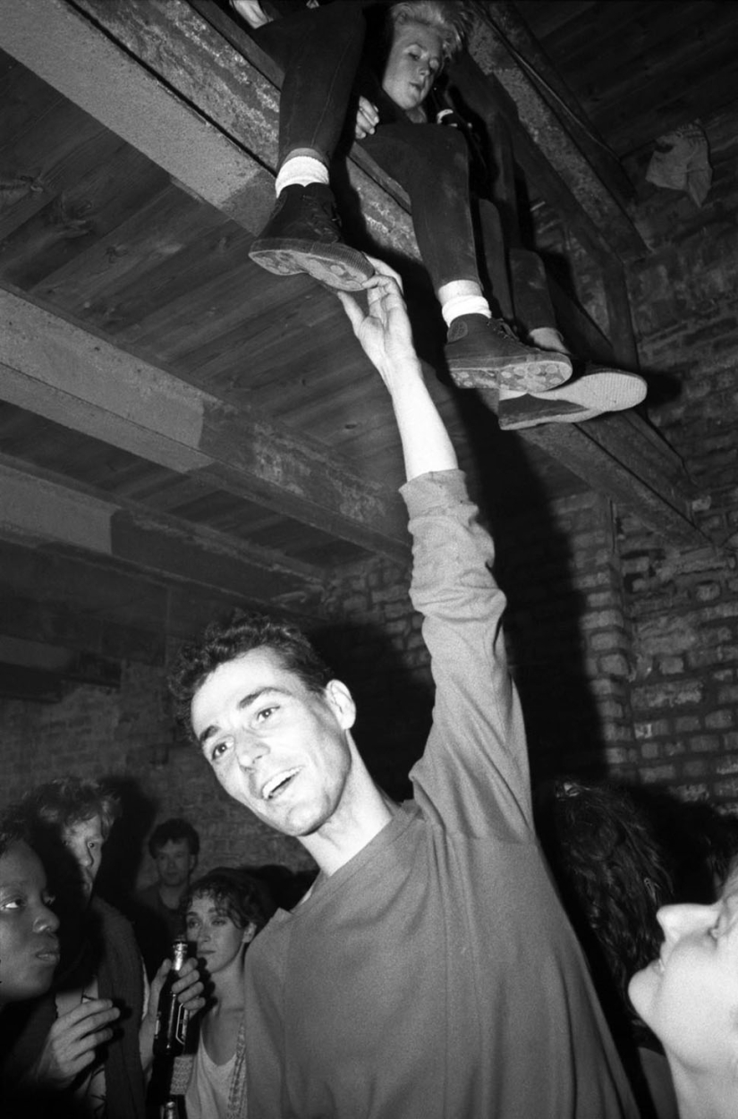 The carefree nightlife of the British in the 80s and 90s in the lens of club photographer Adam Friedman The carefree nightlife of the British in the 80s and 90s in the lens of club photographer Adam Friedman