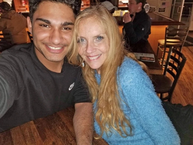 The case is young: a 60-year-old woman meets a 21-year-old guy and brags about amazing sex