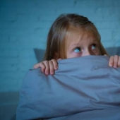The child is afraid: 10+ practices that will help overcome fear