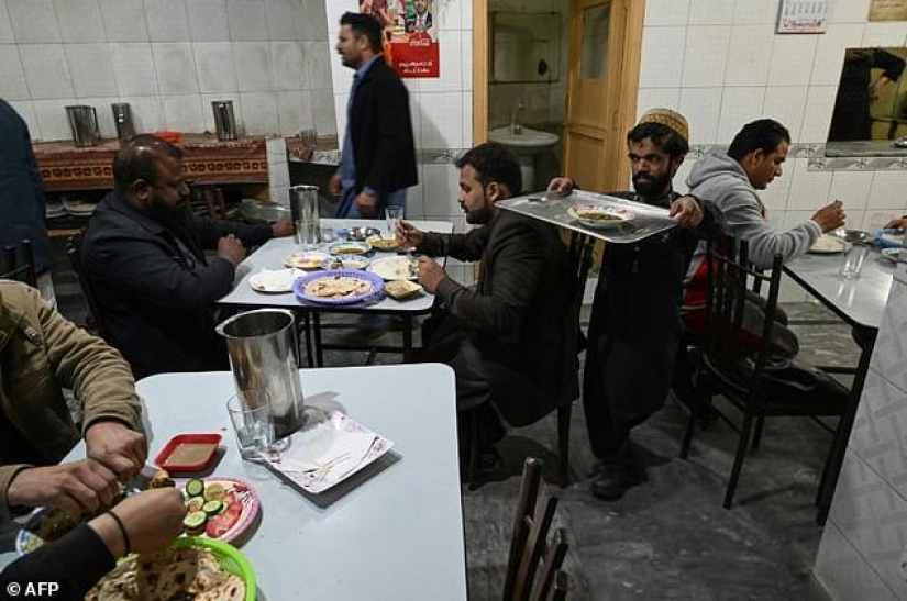 The clone game: A Pakistani waiter, like two drops of water, looks like Tyrion Lannister from the legendary TV series