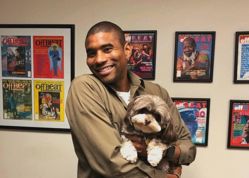 The courier guy loves his job. All because he is allowed to squeeze other people's dogs