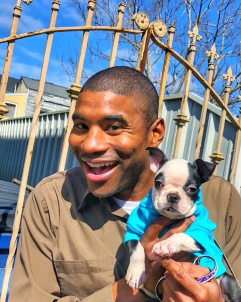 The courier guy loves his job. All because he is allowed to squeeze other people's dogs