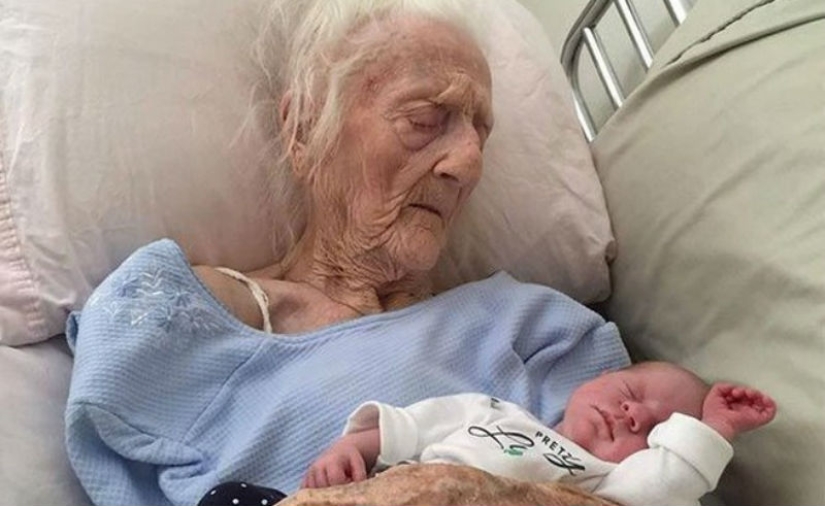 The difference in eternity: great-grandmothers with their great-grandchildren, whose age difference is more than 100 years