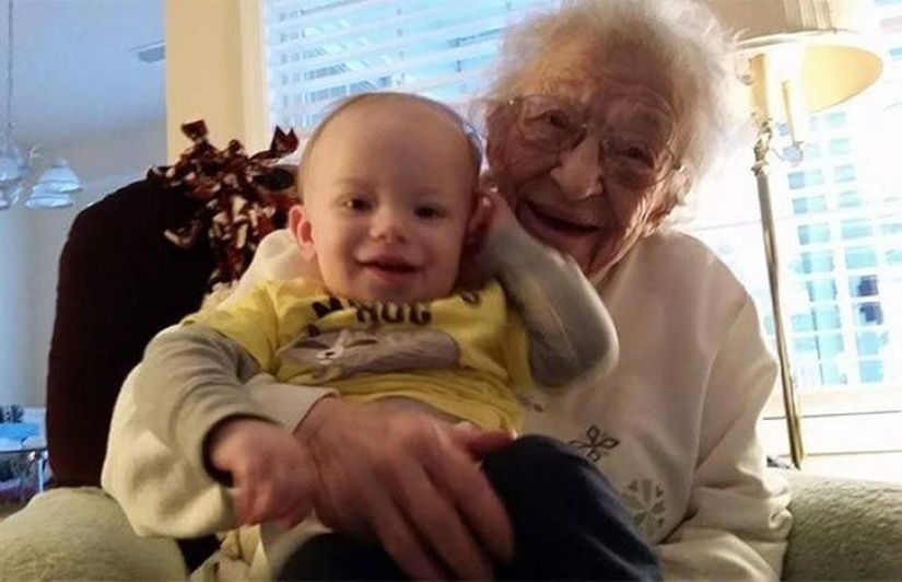 The difference in eternity: great-grandmothers with their great-grandchildren, whose age difference is more than 100 years