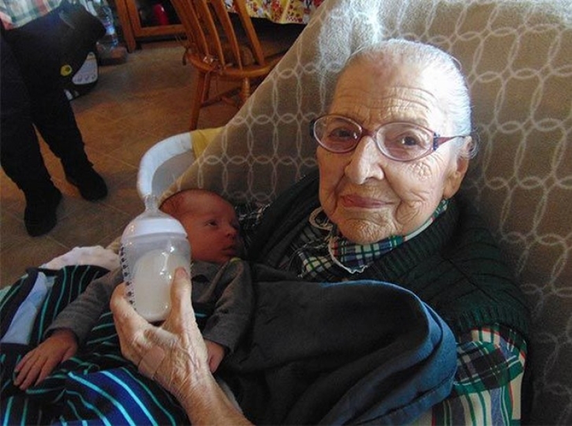 The difference in eternity: great-grandmothers with their great-grandchildren, whose age difference is more than 100 years