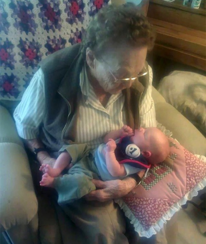 The difference in eternity: great-grandmothers with their great-grandchildren, whose age difference is more than 100 years