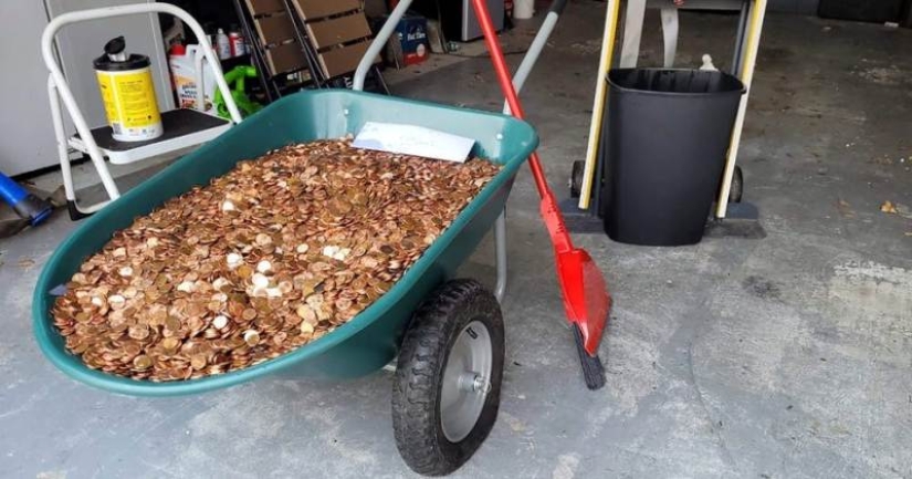 The employer gave the former employee a salary with a wheelbarrow of change and got sued The employer gave the former employee a salary with a wheelbarrow of change and got sued