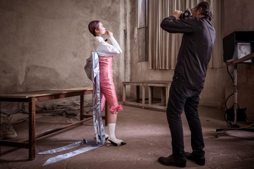 The first shots from the filming of the Pirelli 2020 calendar have appeared. And they're great