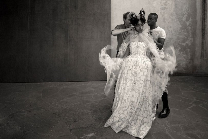 The first shots from the filming of the Pirelli 2020 calendar have appeared. And they're great