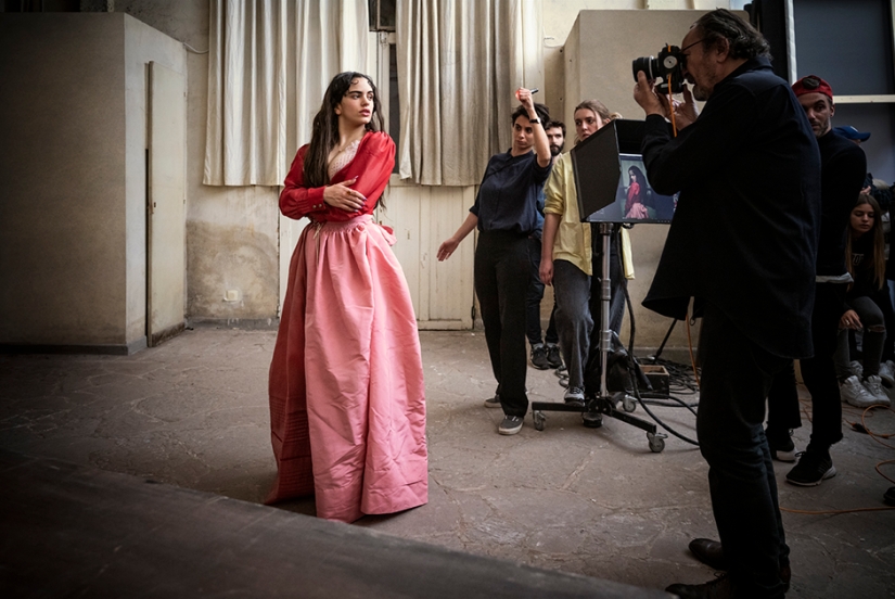 The first shots from the filming of the Pirelli 2020 calendar have appeared. And they're great