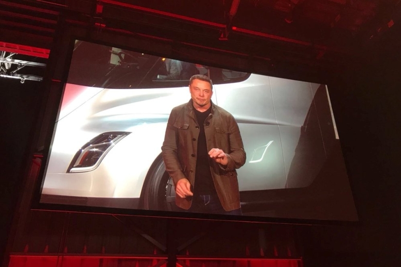 The first video of the acceleration of a lightning truck from Tesla appeared on the network