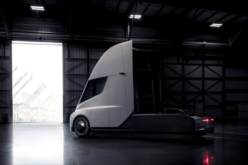 The first video of the acceleration of a lightning truck from Tesla appeared on the network