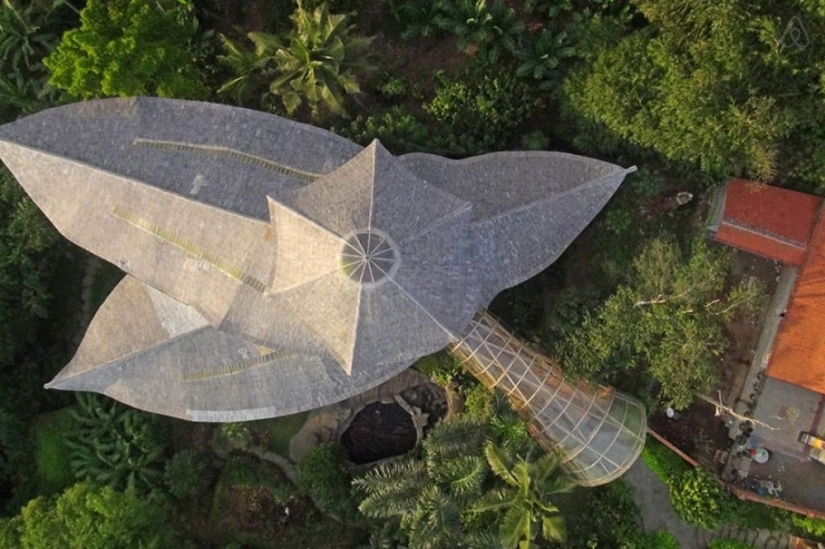 The girl quit her job, went to Bali and built an awesome bamboo house there