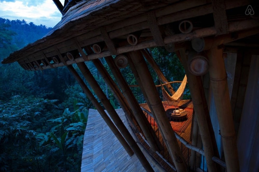 The girl quit her job, went to Bali and built an awesome bamboo house there