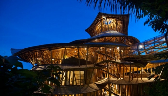 The girl quit her job, went to Bali and built an awesome bamboo house there