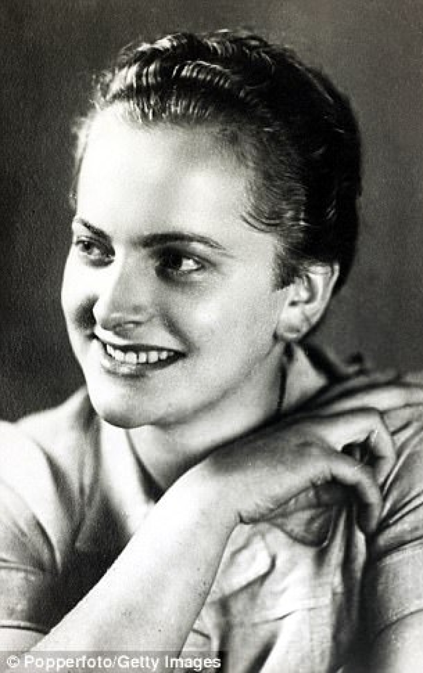 The hyena of Auschwitz: photos of cruel concentration camp guards will be auctioned off