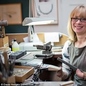 The jeweler without fingers