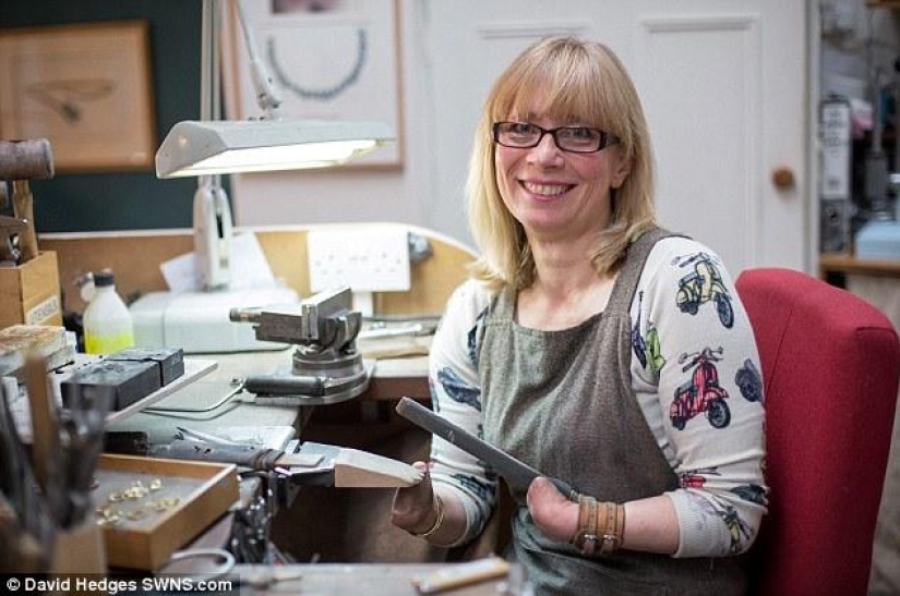 The jeweler without fingers