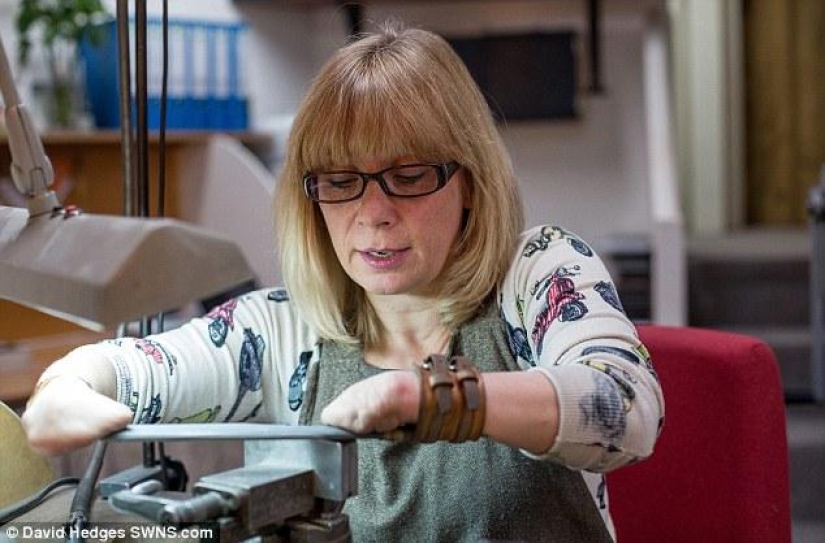 The jeweler without fingers