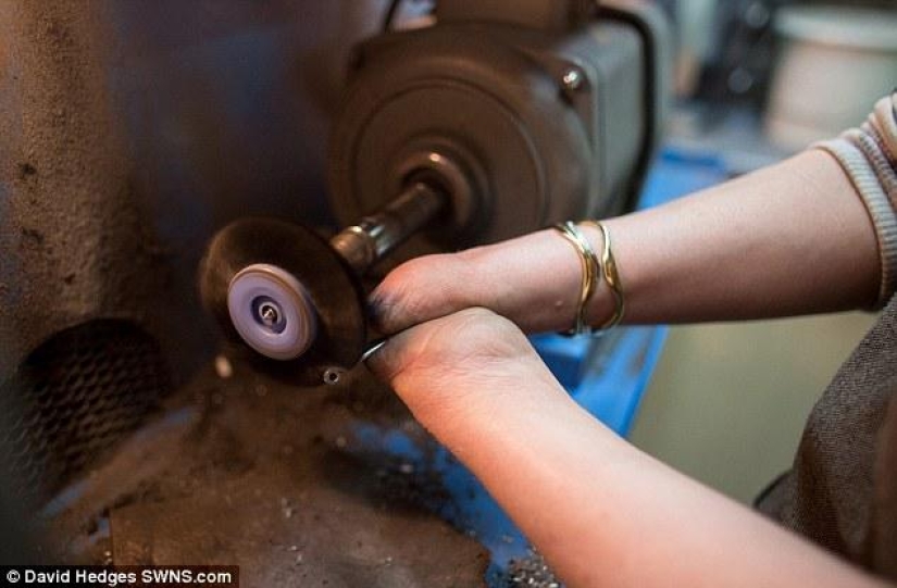 The jeweler without fingers