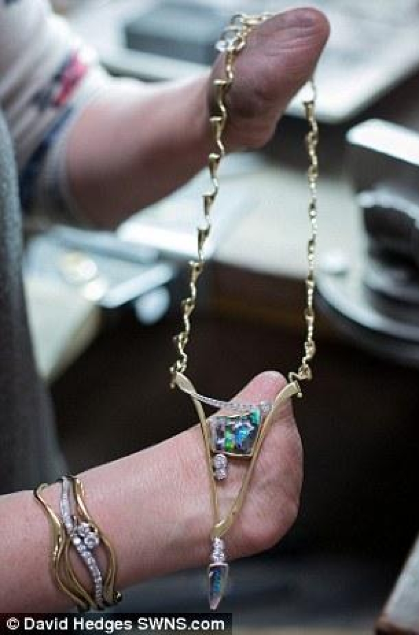 The jeweler without fingers