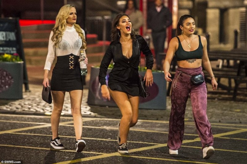 The latest romantics: love, youth and alcohol on the streets of the UK on Valentine's Day