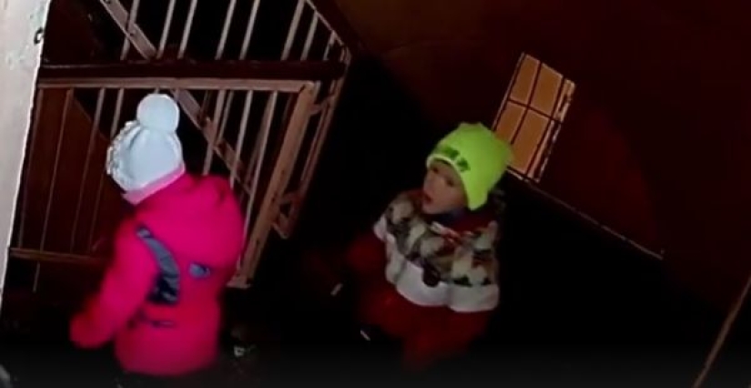 The life of one Russian entrance: what people do without knowing about a hidden camera