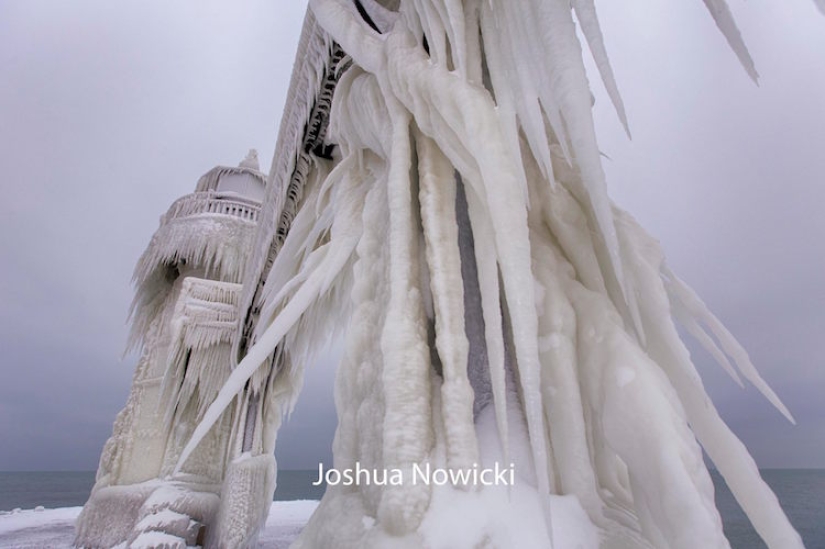 The lighthouse on Lake Michigan has completely frozen and turned into a fabulous tower