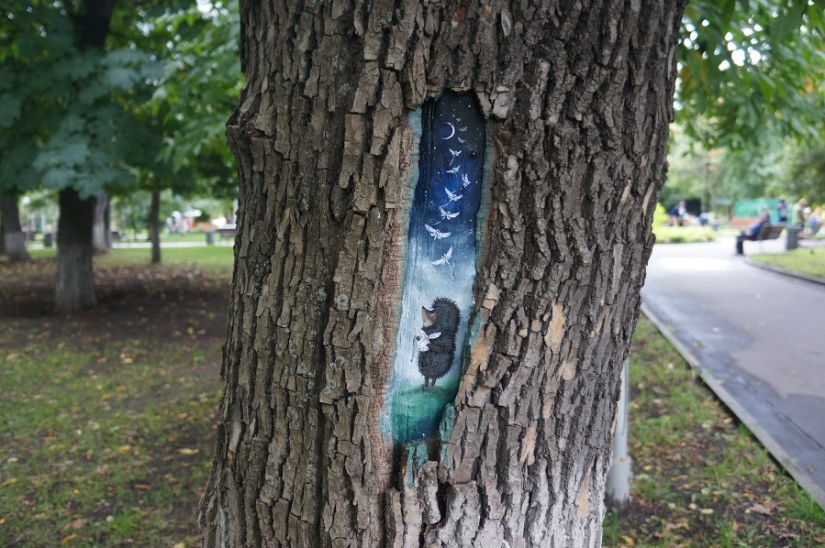 The Little Prince and the Hedgehog in the fog: who paints fairy-tale pictures on the trees of Moscow The Little Prince and the Hedgehog in the fog: who paints fairy-tale pictures on the trees of Moscow
