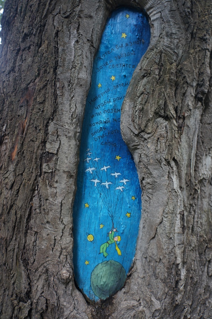 The Little Prince and the Hedgehog in the fog: who paints fairy-tale pictures on the trees of Moscow The Little Prince and the Hedgehog in the fog: who paints fairy-tale pictures on the trees of Moscow