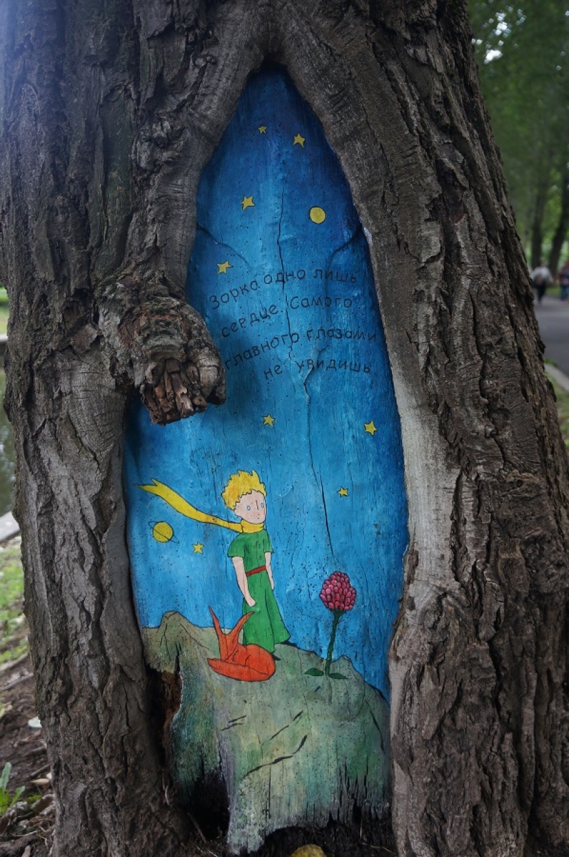The Little Prince and the Hedgehog in the fog: who paints fairy-tale pictures on the trees of Moscow The Little Prince and the Hedgehog in the fog: who paints fairy-tale pictures on the trees of Moscow