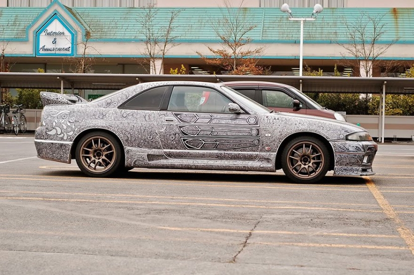 The man took and allowed his wife to paint her car with a marker. But everything could have ended differently